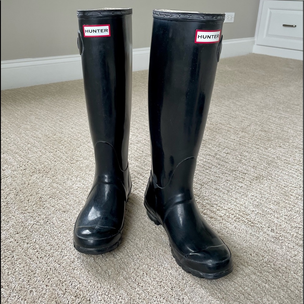 Hunter Women’s Original Tall Gloss rain boots in Black, size 5M